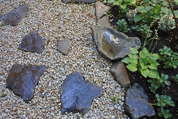 庵治石の水鉢｜小林賢二の庭百景｜つむじ